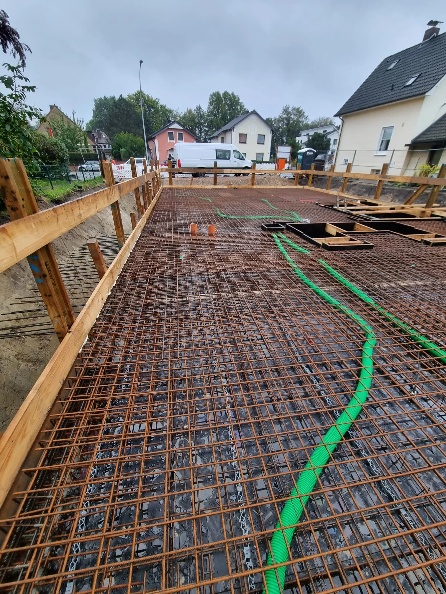 Vorbereitete Schalung und Bewehrungsmatte vor der Betonage eines Fundaments