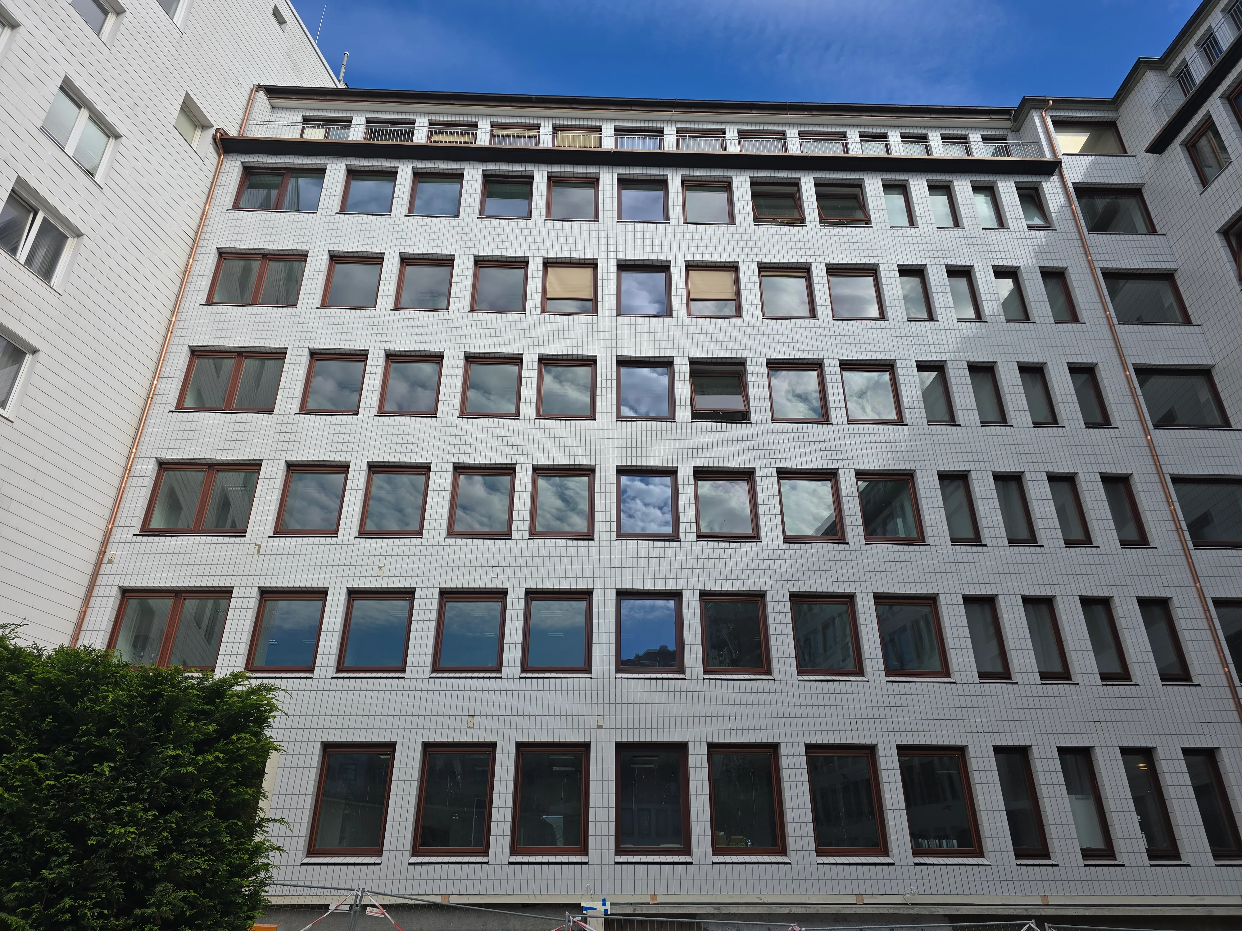 Gebäude mit erneuerter klassischer Fassadenoberfläche im Hamburger Stadtbild