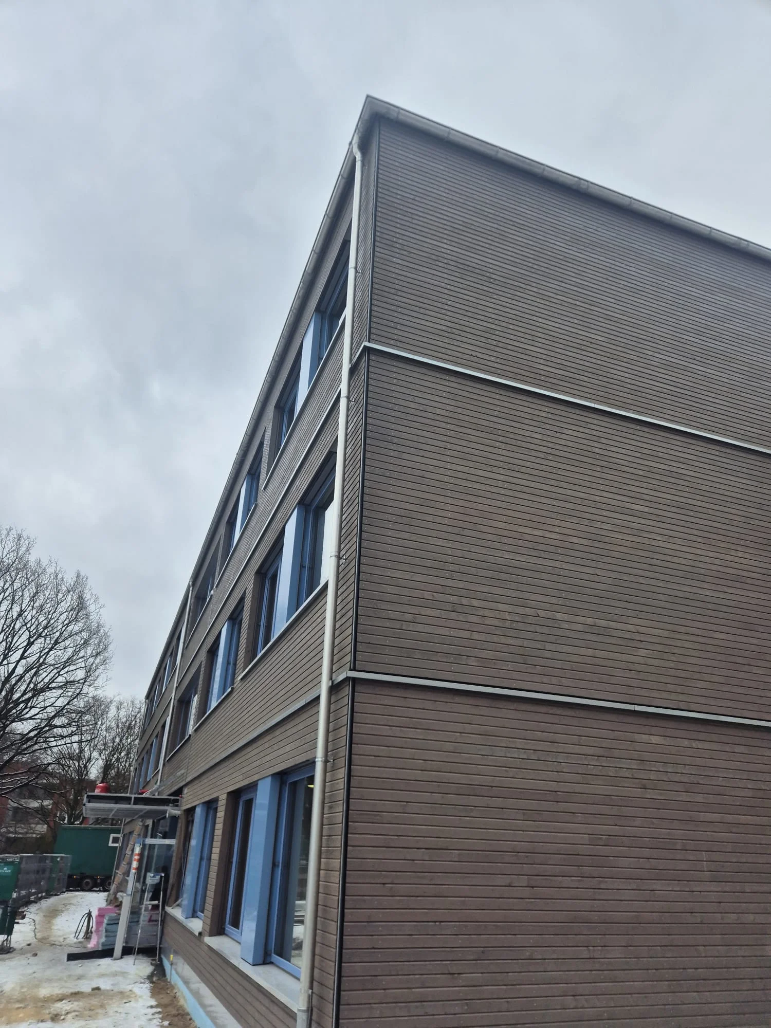 Fertig montierter Ausschnitt einer Holzfassade an einem Schulgebäude